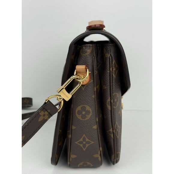 Louis Vuitton Pochette Métis Monogram Canvas Shoulder Bag with Gold Hardware - Picture 5 of 16